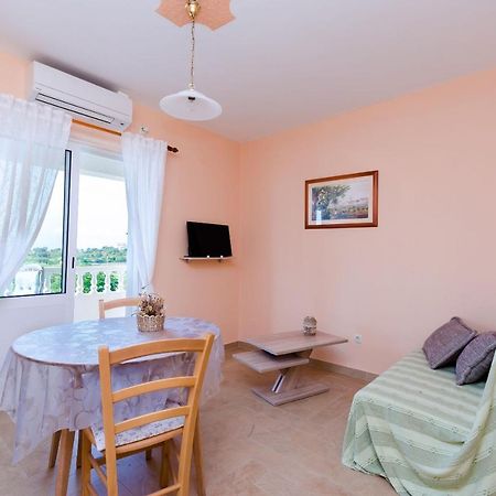 Apartments Marijana Banjol Екстер'єр фото