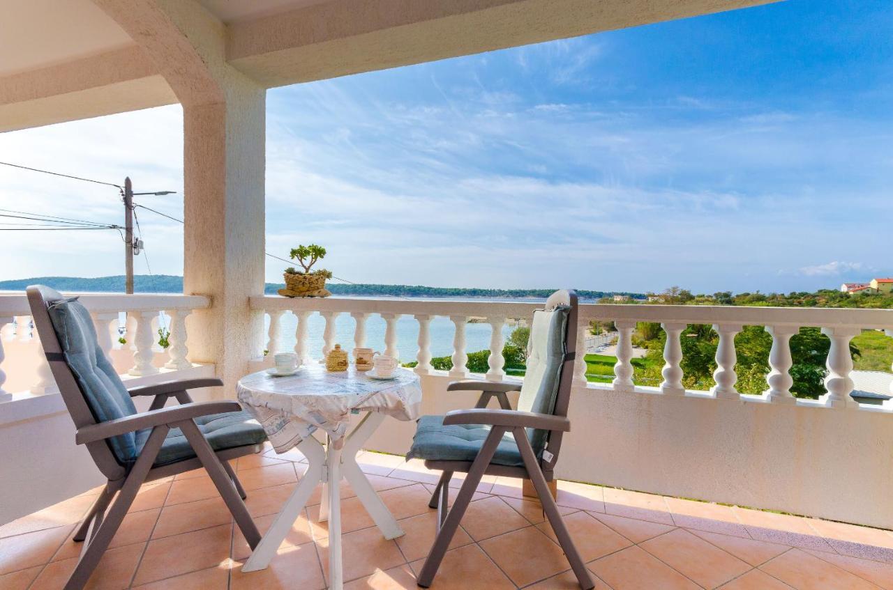 Apartments Marijana Banjol Екстер'єр фото