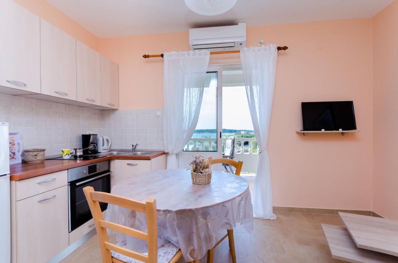 Apartments Marijana Banjol Екстер'єр фото