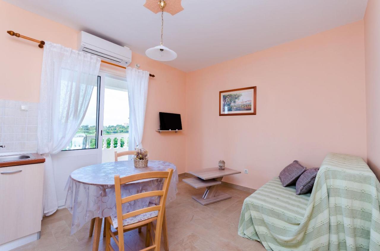 Apartments Marijana Banjol Екстер'єр фото