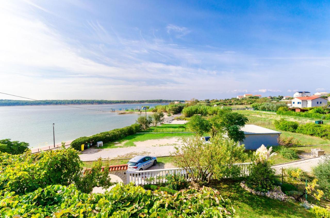 Apartments Marijana Banjol Екстер'єр фото