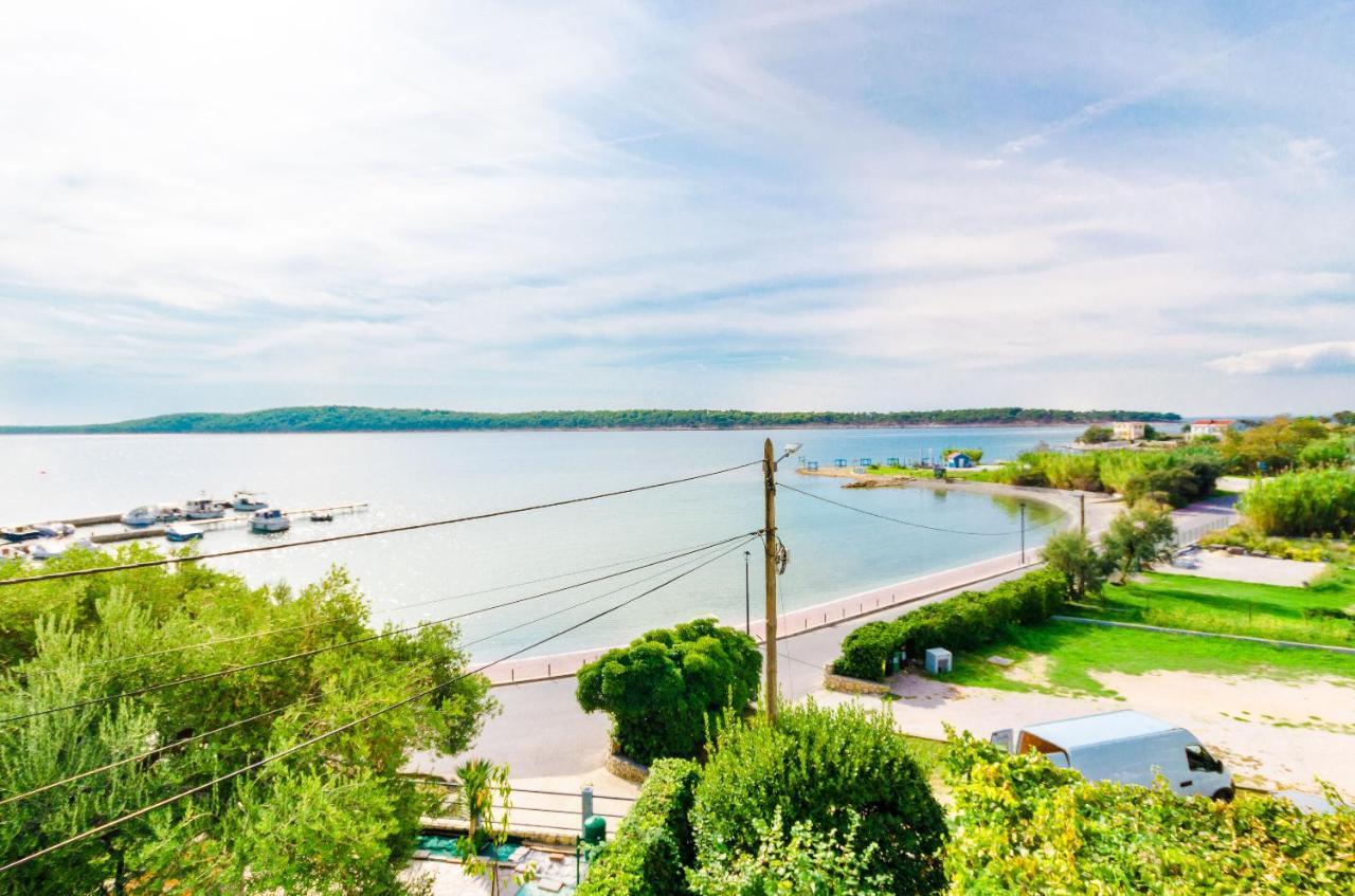 Apartments Marijana Banjol Екстер'єр фото