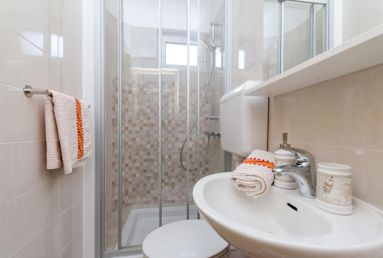 Apartments Marijana Banjol Екстер'єр фото