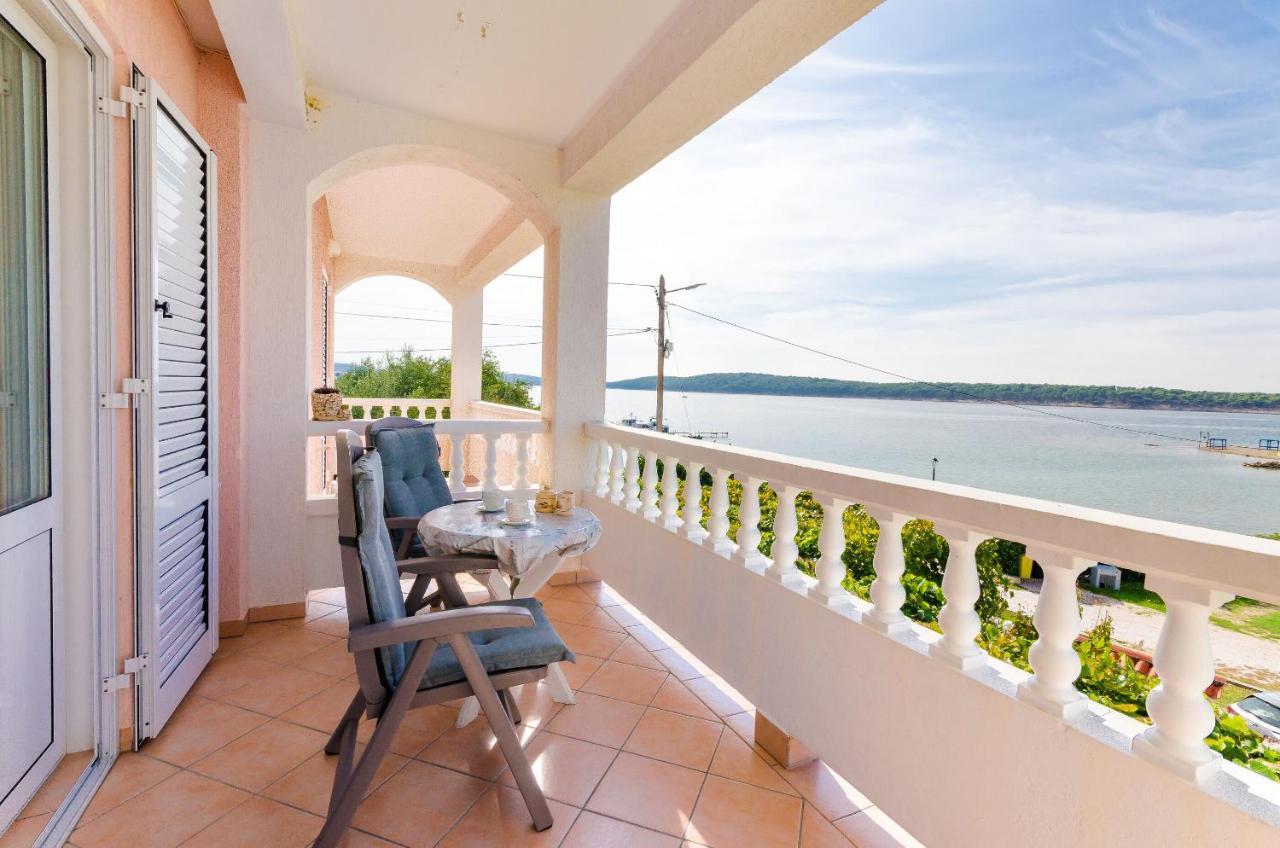 Apartments Marijana Banjol Екстер'єр фото