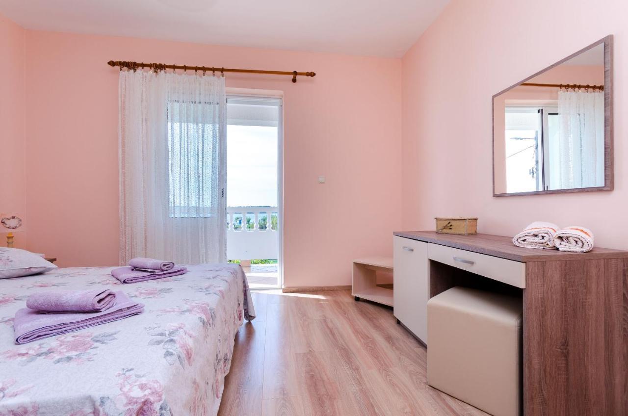 Apartments Marijana Banjol Екстер'єр фото