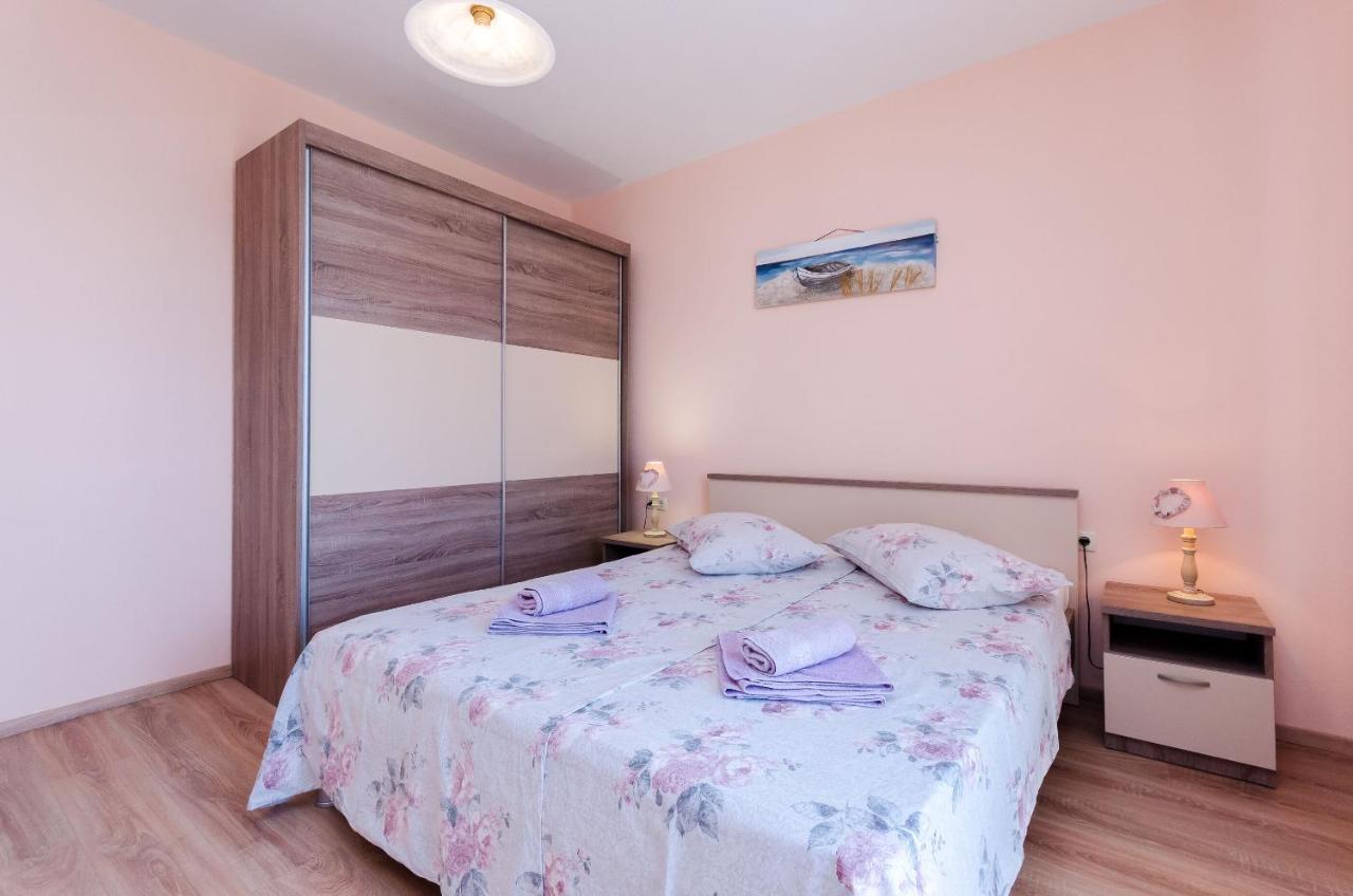 Apartments Marijana Banjol Екстер'єр фото