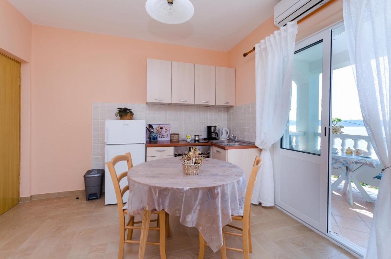 Apartments Marijana Banjol Екстер'єр фото