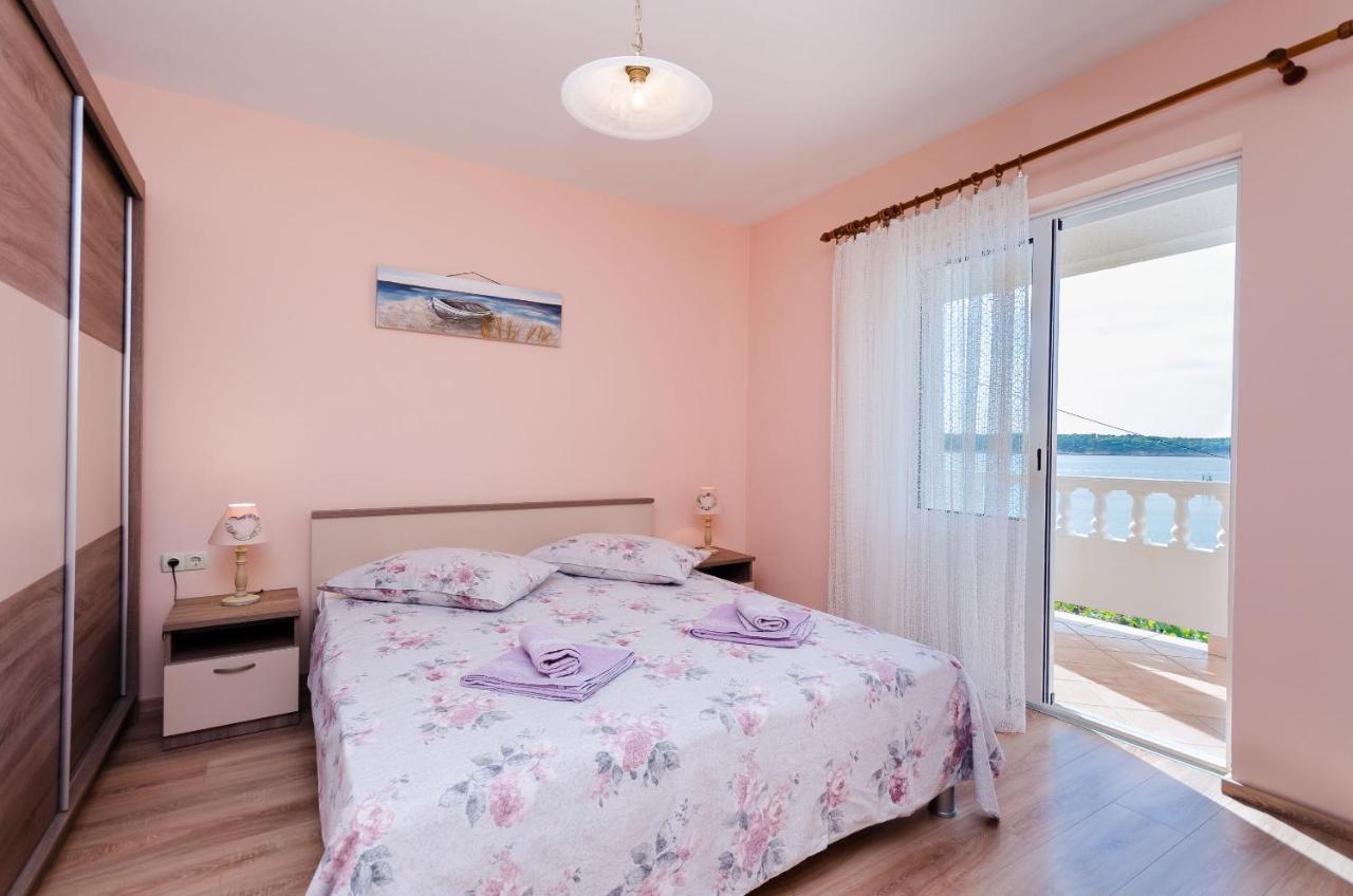 Apartments Marijana Banjol Екстер'єр фото