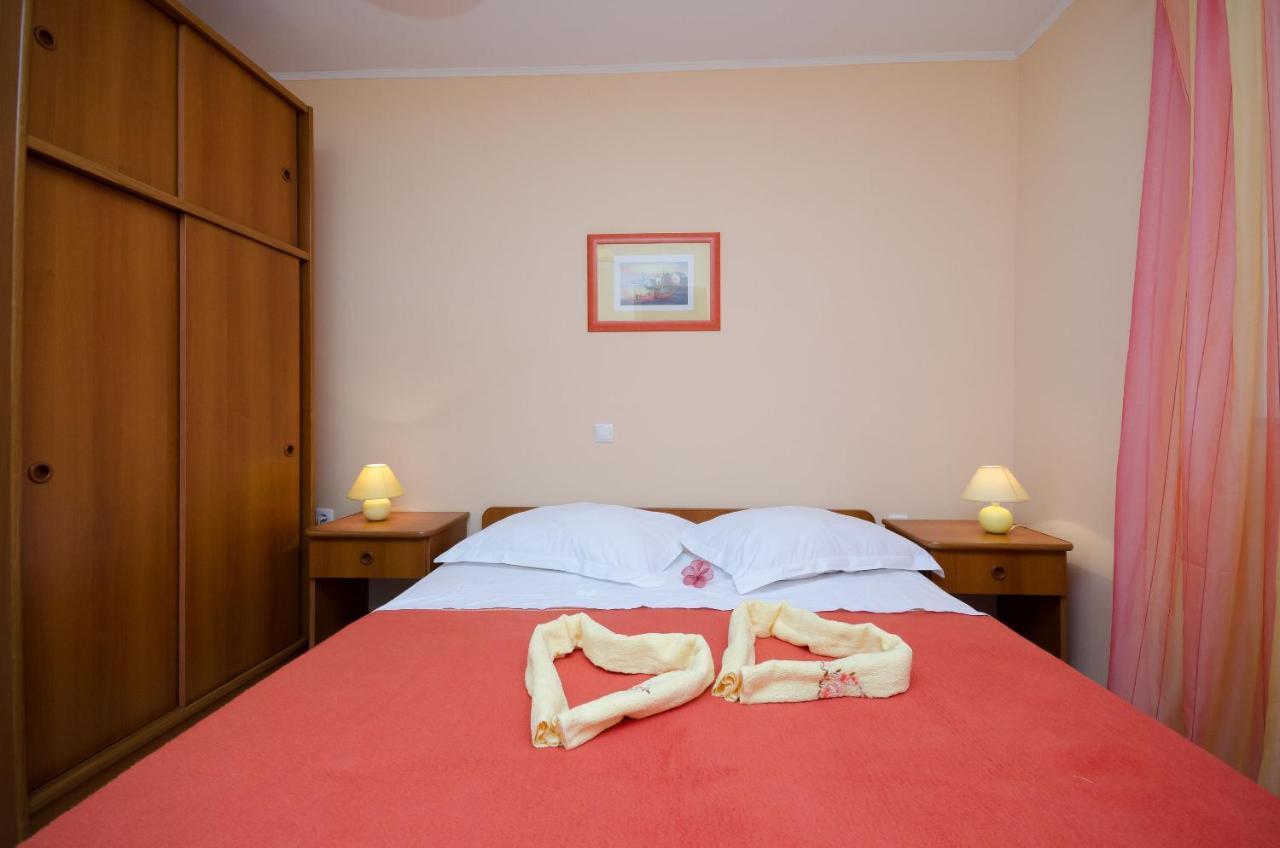 Apartments Marijana Banjol Екстер'єр фото