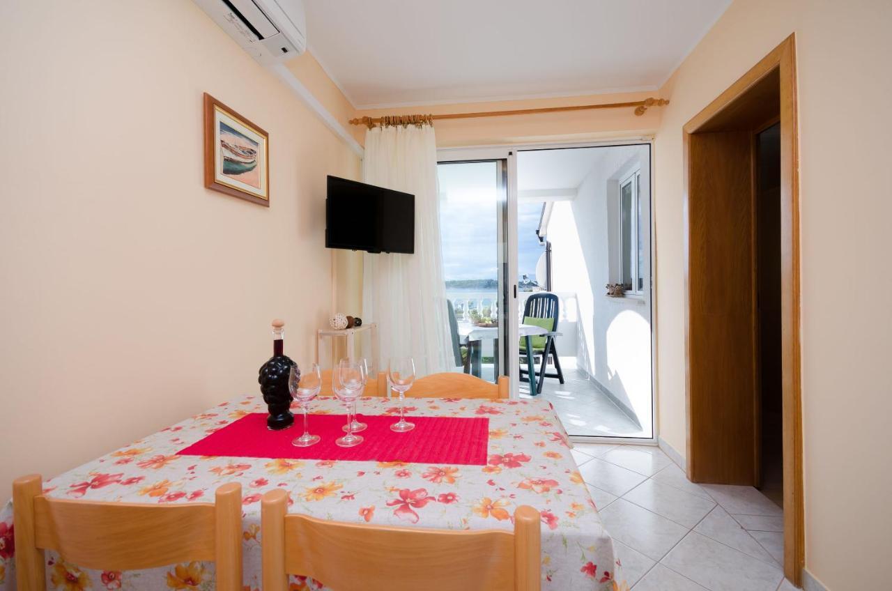 Apartments Marijana Banjol Екстер'єр фото