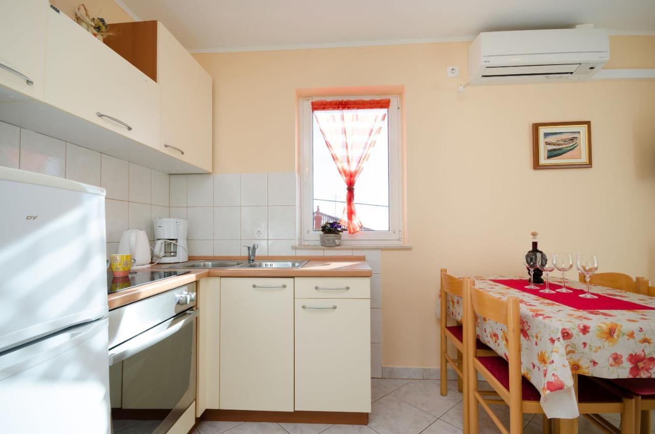 Apartments Marijana Banjol Екстер'єр фото