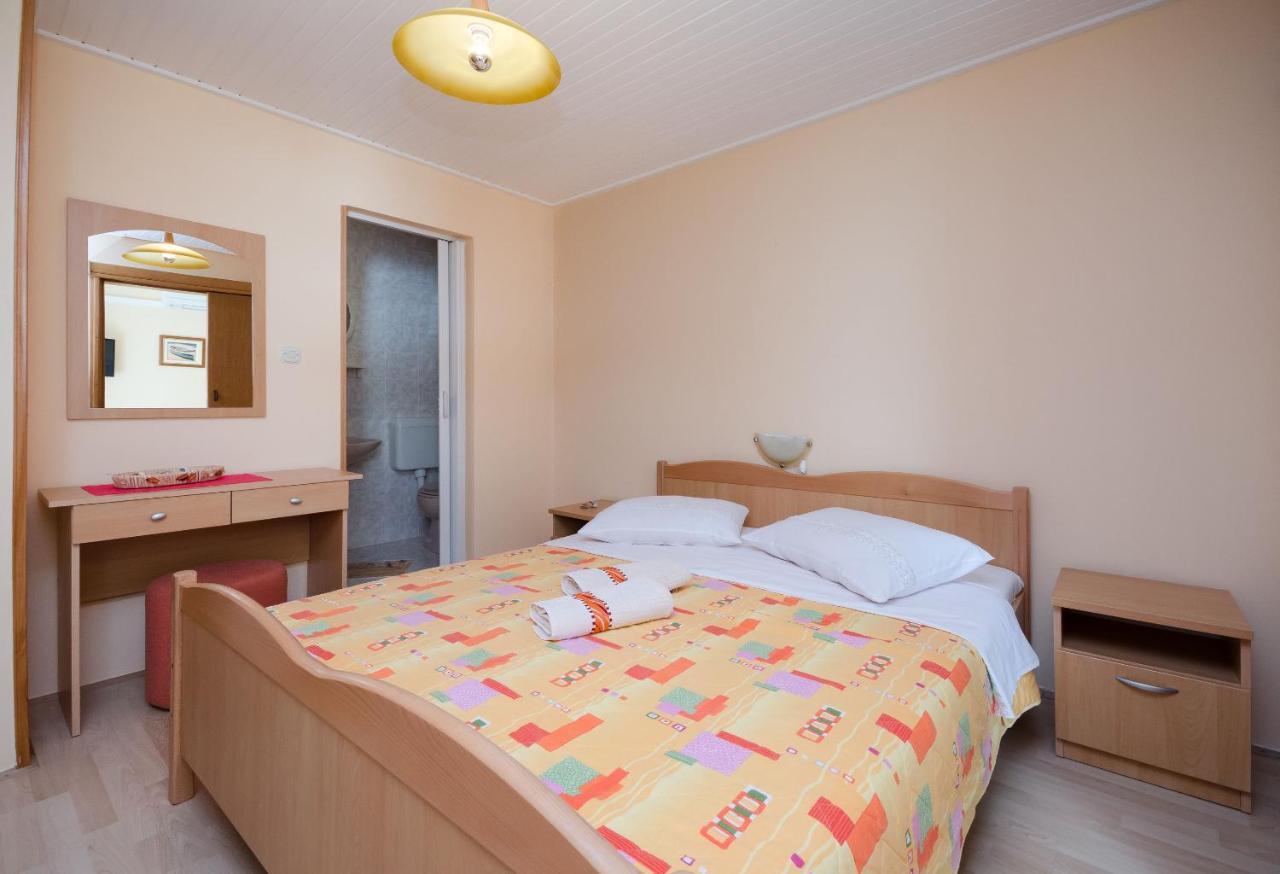Apartments Marijana Banjol Екстер'єр фото