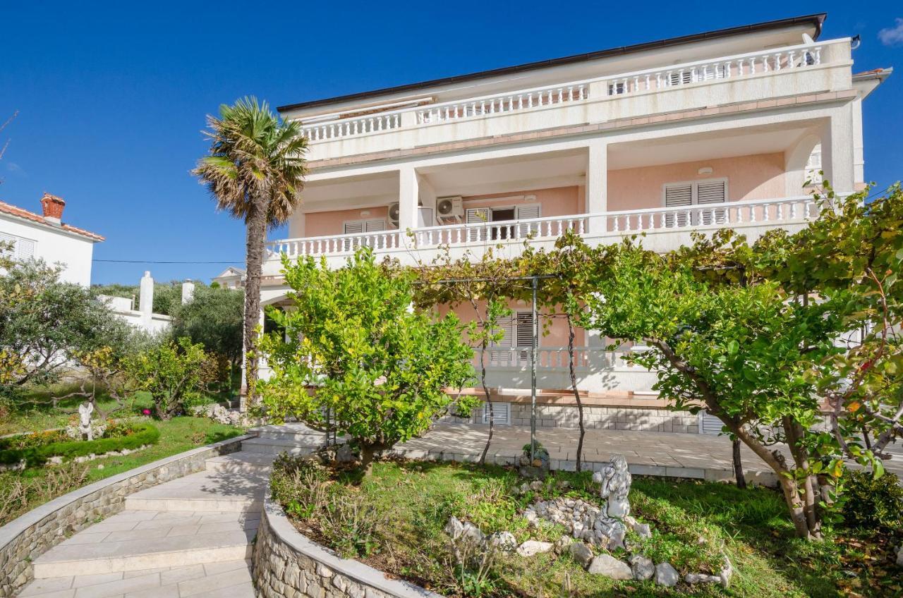 Apartments Marijana Banjol Екстер'єр фото
