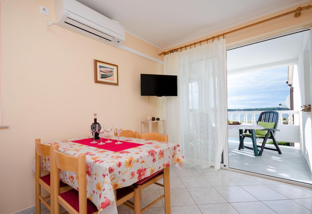 Apartments Marijana Banjol Екстер'єр фото