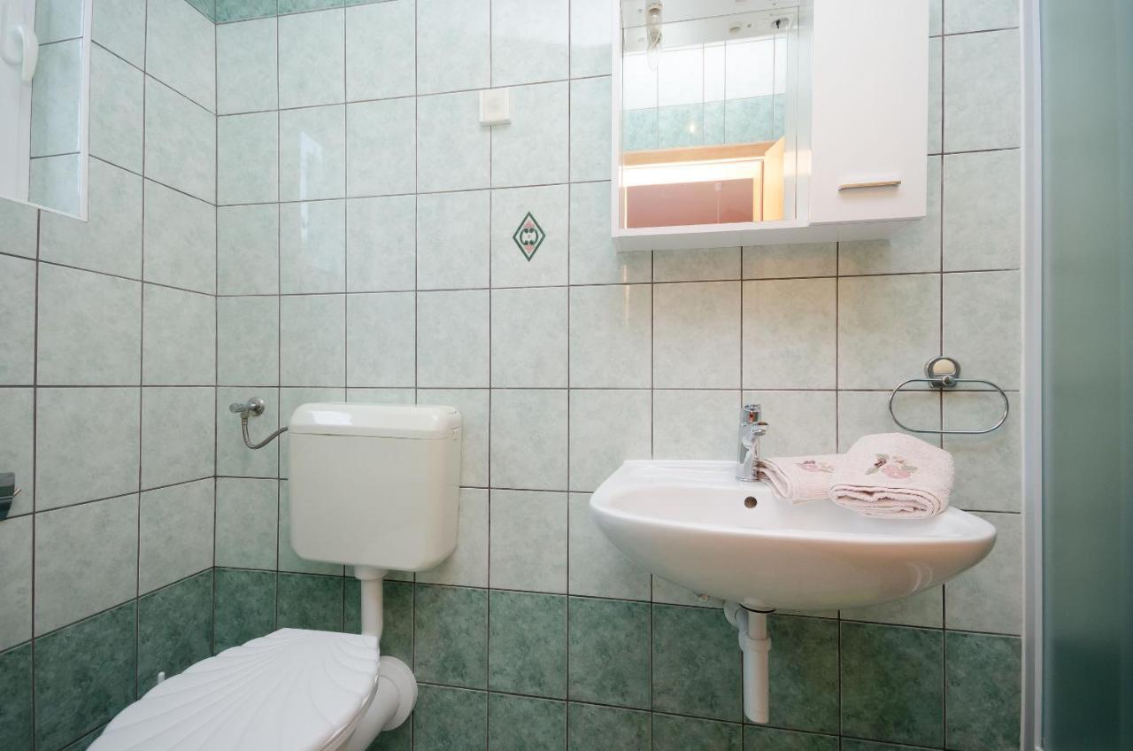 Apartments Marijana Banjol Екстер'єр фото