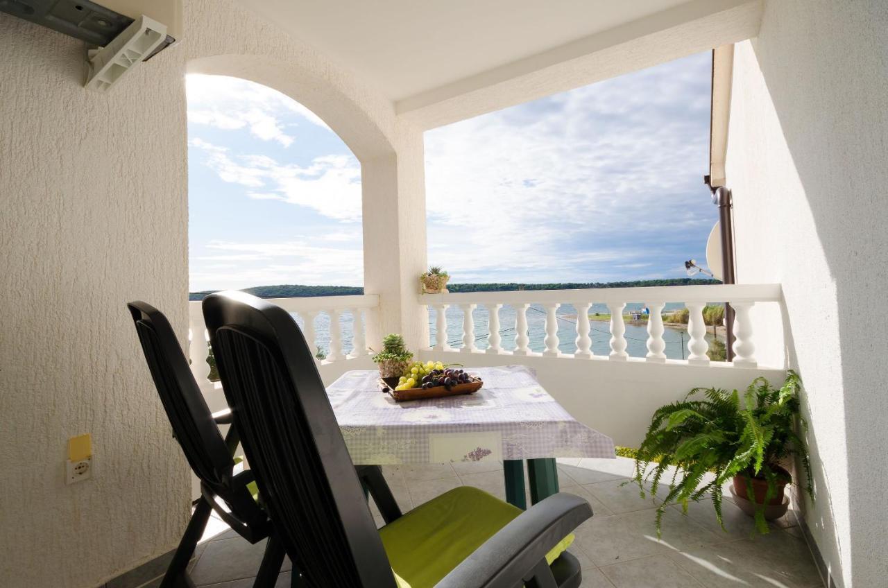 Apartments Marijana Banjol Екстер'єр фото
