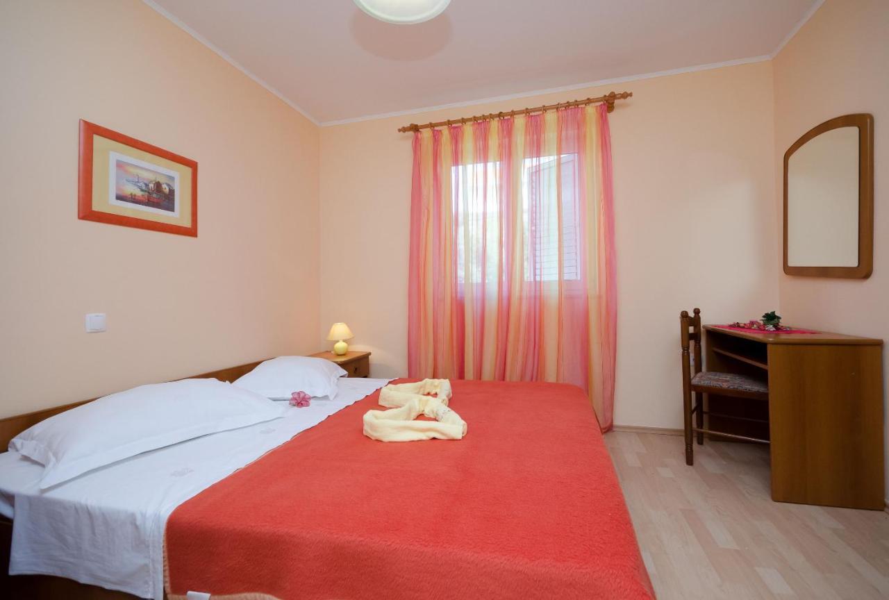Apartments Marijana Banjol Екстер'єр фото