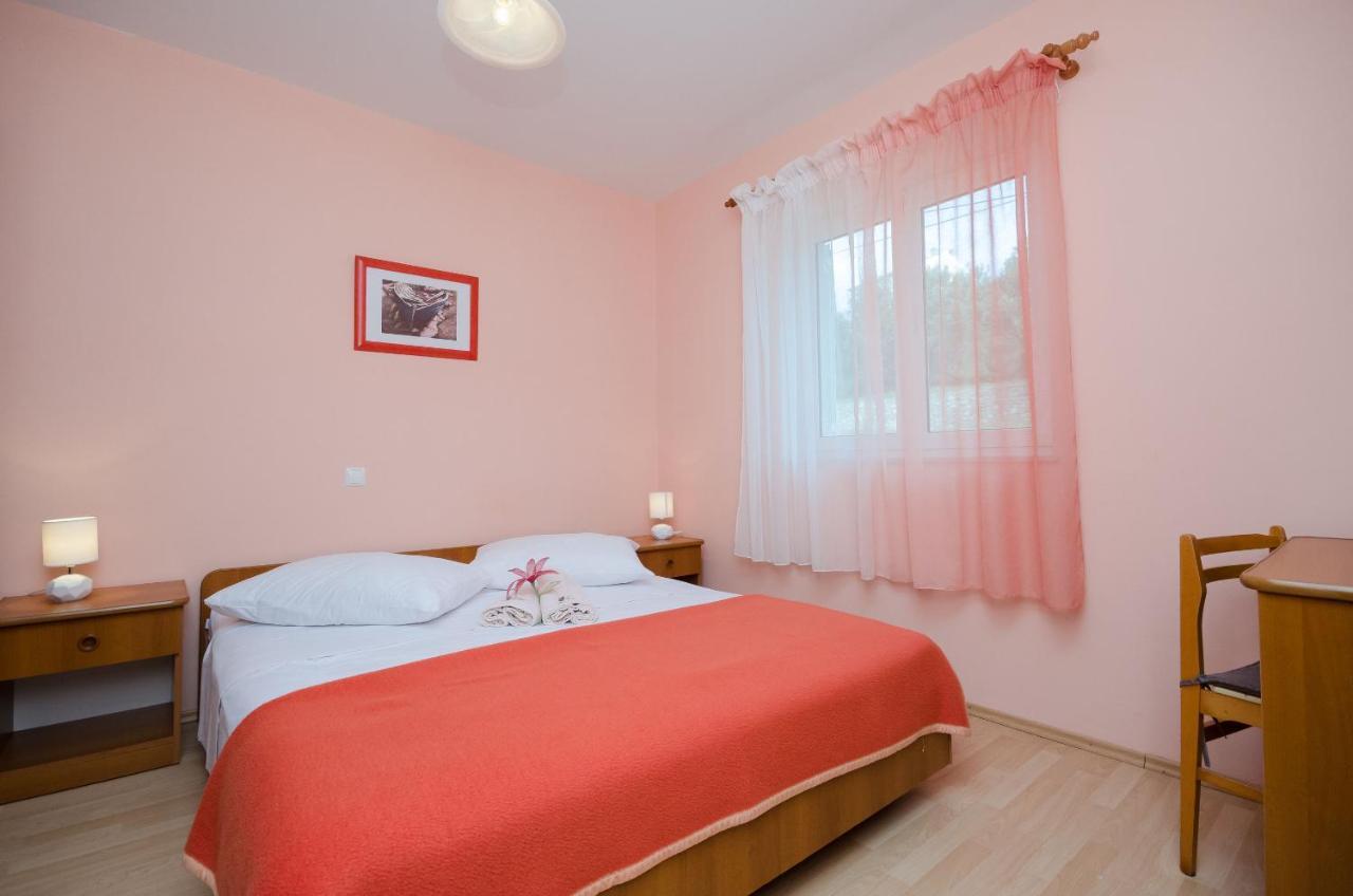 Apartments Marijana Banjol Екстер'єр фото