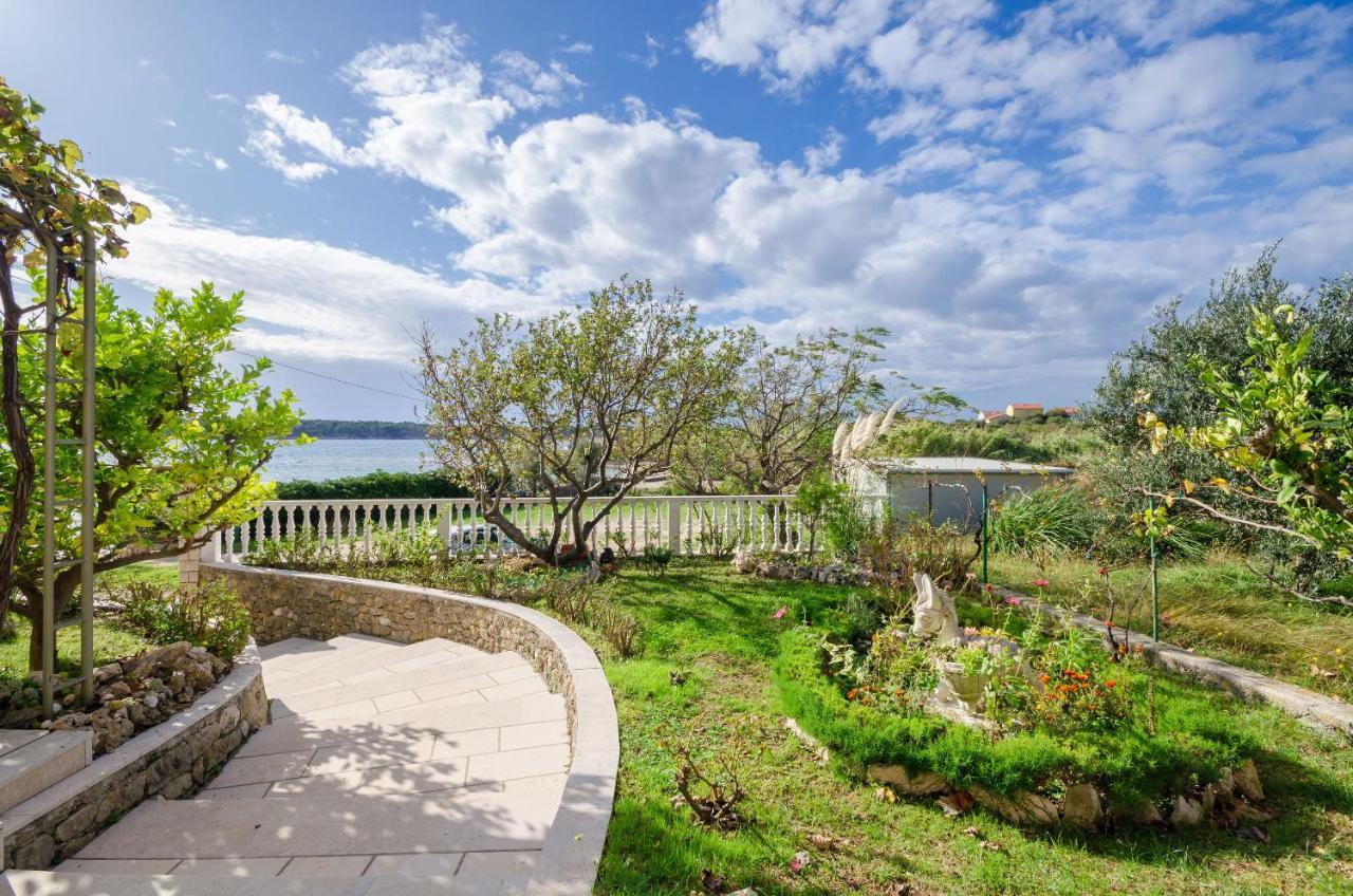 Apartments Marijana Banjol Екстер'єр фото