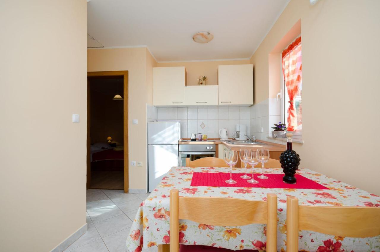 Apartments Marijana Banjol Екстер'єр фото