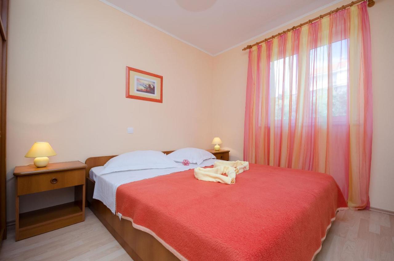Apartments Marijana Banjol Екстер'єр фото