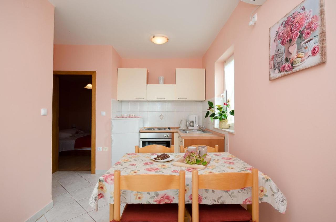 Apartments Marijana Banjol Екстер'єр фото